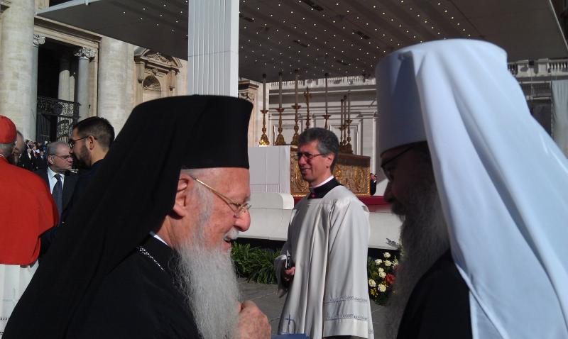 Блаженнейший митрополит Тихон (справа) приветствуют Его Святейшества, Вселенского Патриарха Константинопольского Варфоломея (слева)